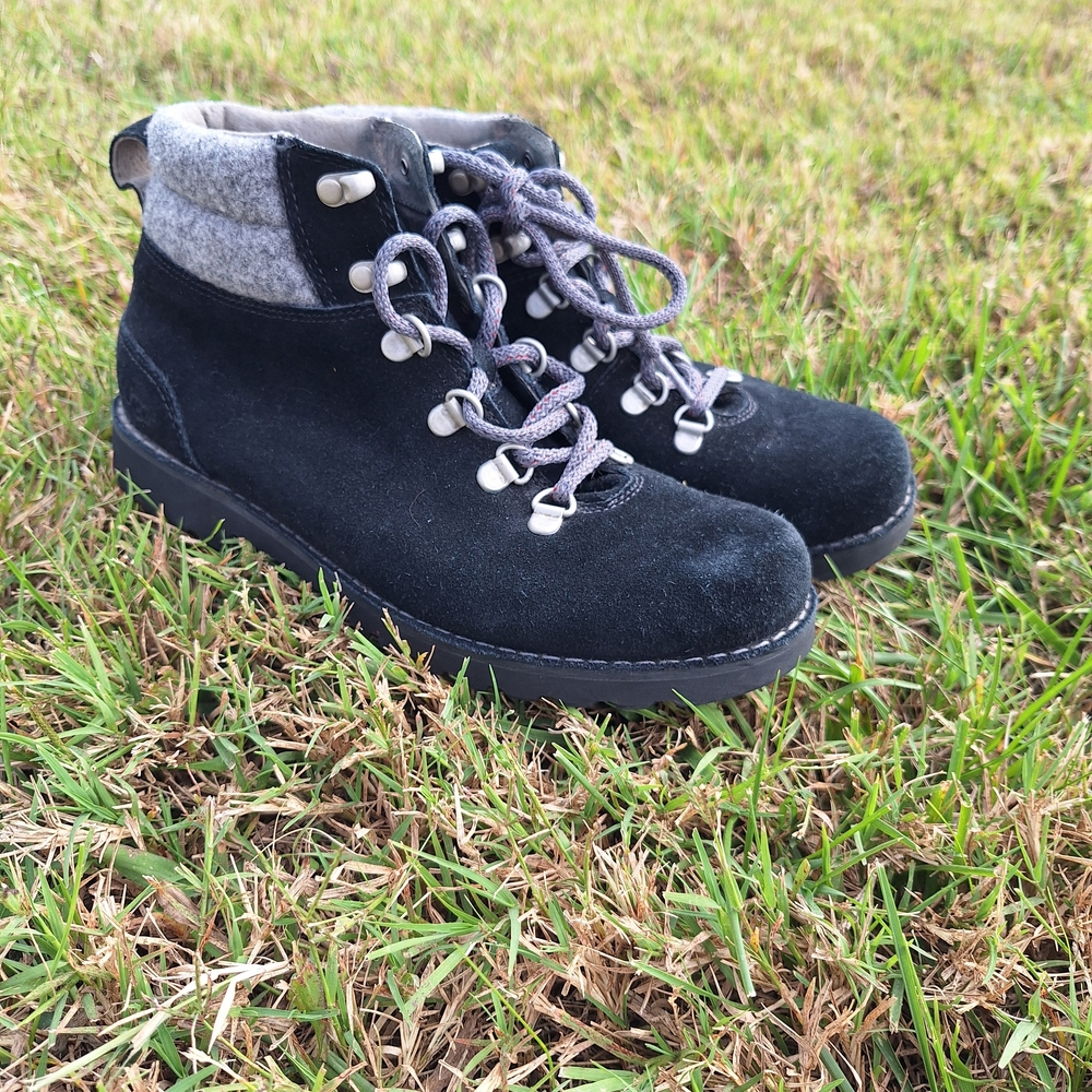 Womens UGG Hiking Boots size 6